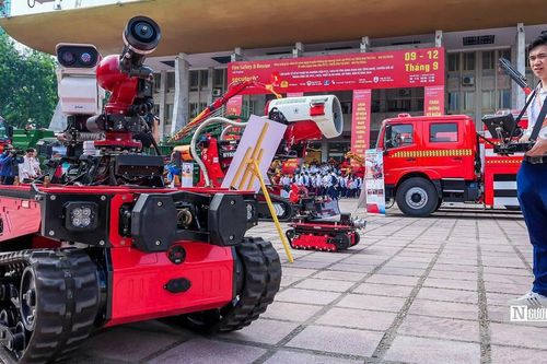 Học sinh Hà Nội háo hức trải nghiệm các công nghệ phòng cháy chữa cháy