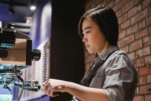 Nữ du học sinh đi làm thêm không chỉ để kiếm tiền