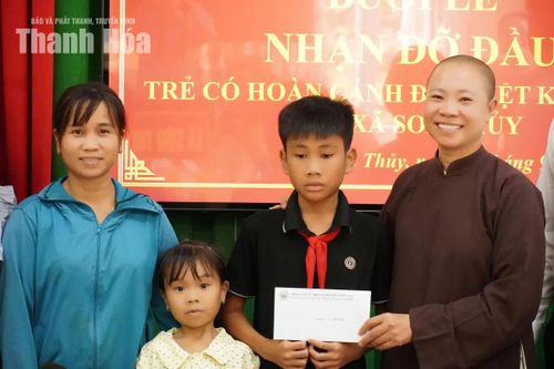 Trung tâm Từ thiện xã hội chùa Hồi Long nhận đỡ đầu học sinh nghèo sau thông tin của Báo điện tử Thanh Hóa