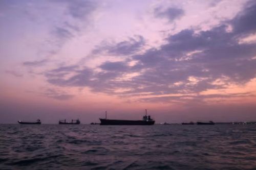 Nguồn thu từ dầu mỏ cạn dần, kinh tế Iran chìm sâu hơn vào khủng hoảng