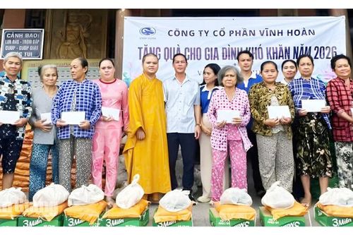 Trao 100 phần quà cho người dân phường Tịnh Biên