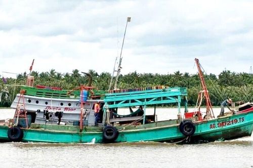 Bắt tàu chở khoảng 11.000 lít dầu DO không rõ nguồn gốc