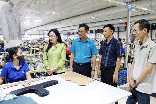 Bắc Ninh: Đại biểu Quốc hội thăm, tặng quà công nhân lao động bị ảnh hưởng bởi bão số 4