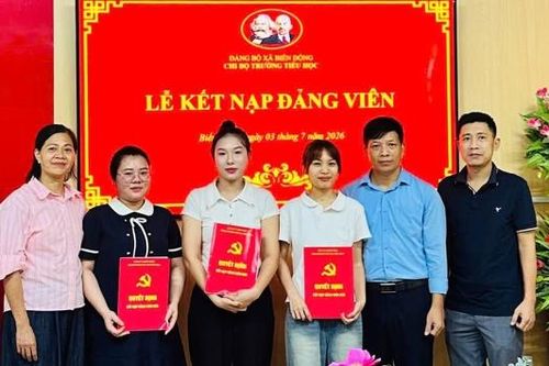 Đảng bộ xã Biển Động kết nạp đảng viên mới vượt chỉ tiêu