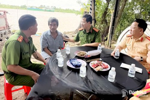 Công an thành phố Đồng Nai thăm, động viên gia đình người bị nạn trong vụ tai nạn tại Cổng 11