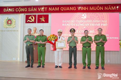 Trao tặng Huy hiệu 30 năm tuổi Đảng cho đảng viên Đảng bộ Công an thành phố