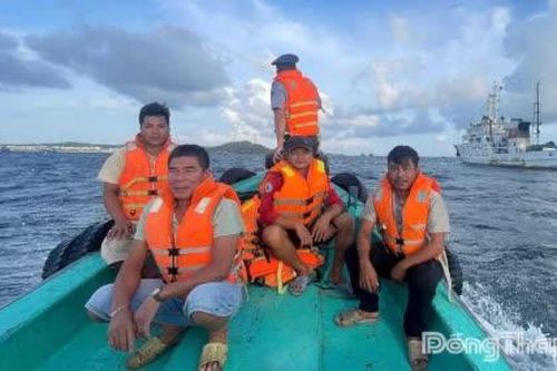 Tàu KN 467 lai dắt tàu cá cùng 21 ngư dân về Phú Quý an toàn
