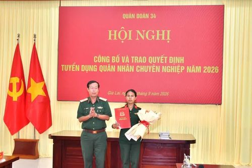 Trao quyết định tuyển dụng quân nhân chuyên nghiệp cho vợ Thượng sĩ Kpă Thiêp