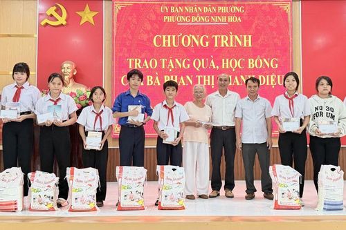 Phường Đông Ninh Hòa trao 41 suất học bổng và quà cho học sinh nghèo