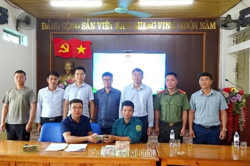 Giải ngân 900 triệu đồng hỗ trợ nông dân xã Bản Bo chăm sóc chè