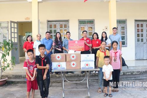 Hội Chữ thập đỏ tỉnh trao hỗ trợ khẩn cấp cho học sinh tại xã Quý Hòa
