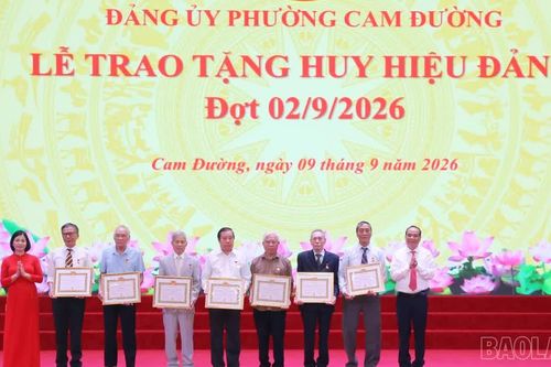 Phường Cam Đường trao tặng Huy hiệu Đảng đợt 2/9