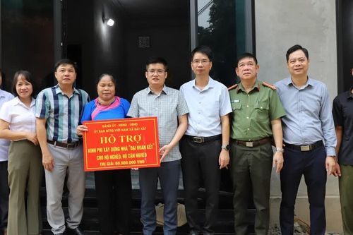 Bát Xát bàn giao 5 nhà “Đại đoàn kết” cho hộ nghèo, cận nghèo