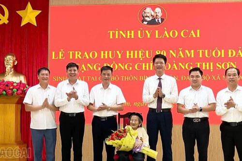 Phó Bí thư Tỉnh ủy Nguyễn Thế Phước trao tặng Huy hiệu 80 năm tuổi Đảng cho đảng viên tại xã Nghĩa Tâm