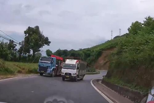 Cảnh sát giao thông Lào Cai xử lý lái xe tải vượt tại đoạn đường cấm vượt