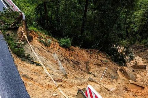 Xây dựng bản đồ nguy cơ, cảnh báo sớm sạt trượt đất