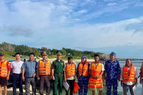 21 ngư dân Phú Quý đã được hỗ trợ về bờ an toàn