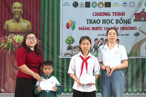 'Nâng bước em đến trường' tiếp sức học sinh khó khăn Quảng Tân