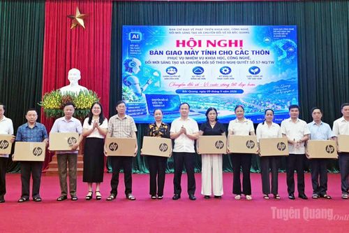 Bắc Quang bàn giao máy tính cho 26 thôn