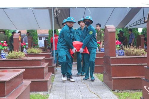 Lấy mẫu ADN 12 hài cốt liệt sĩ chưa xác định danh tính tại phường Bách Quang