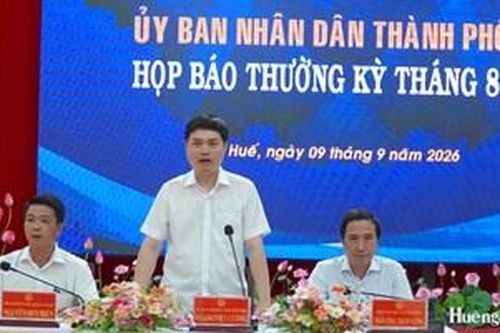 Báo chí đặt nhiều câu hỏi về sách giáo khoa, giải phóng mặt bằng
