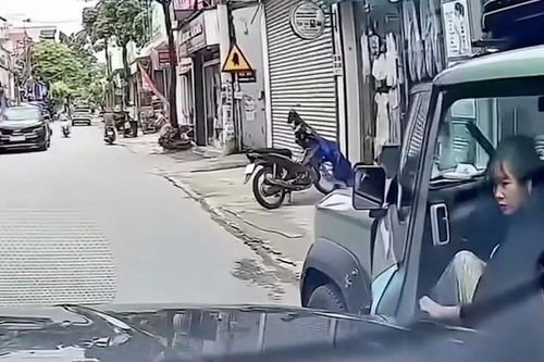 Cửa xe bất ngờ bật mở, ôtô phía sau lãnh cú va chạm