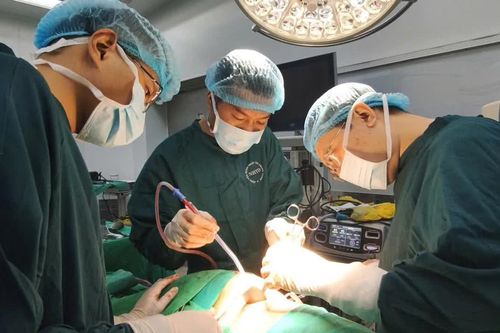 Cứu sống người đàn ông có khối áp xe phổi khủng do biến chứng rò đại tràng