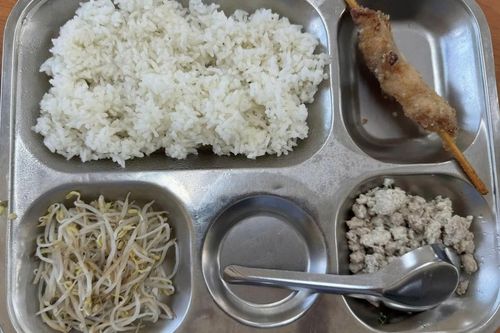 Hà Nội yêu cầu làm rõ phản ánh suất ăn bán trú ít thịt, nhiều giá đỗ