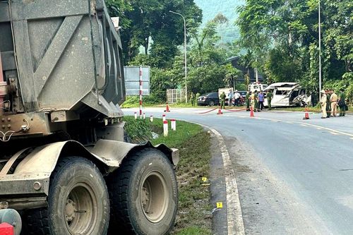 Xe đầu kéo va chạm ô tô khách trên QL6 qua Phú Thọ, 3 người thương vong