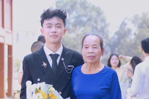 Chàng trai người Mường viết tiếp giấc mơ giảng đường đại học bằng nghị lực và tình yêu ông bà