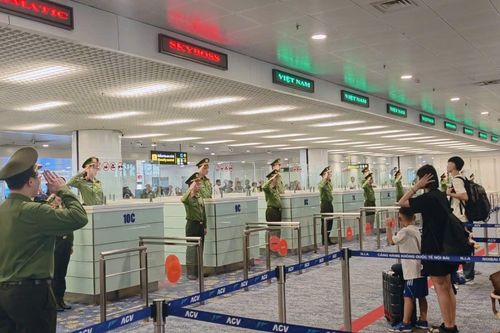Công an cửa khẩu Cảng Hàng không quốc tế Nội Bài giúp cô gái trở về nhà sau 15 năm lưu lạc xứ người