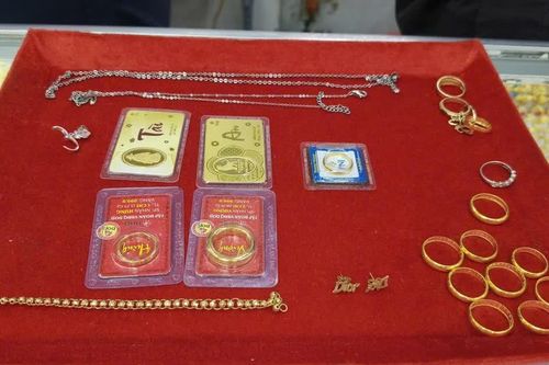 Cụ bà nhặt được nhiều vàng mang nhờ Công an trả lại chủ nhân