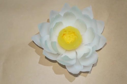 Trải nghiệm tự tay làm nến sen thơm