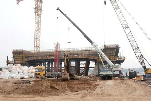 Tập trung nguồn lực thi công 3 cầu vượt sông Hồng