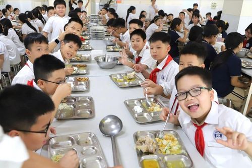 Thành uỷ Hà Nội chỉ đạo nâng cao chất lượng tổ chức, quản lý bữa ăn bán trú