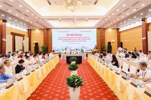 Học tập suốt đời, phát triển con người có bản lĩnh, trách nhiệm