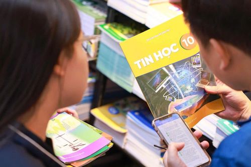 Thiếu sách giáo khoa trước năm học mới dù nguồn cung đã được chuẩn bị?