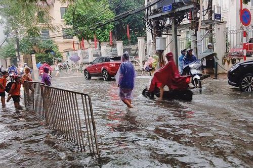 Một số tuyến phố Thủ đô 'bì bõm' sau trận mưa chiều