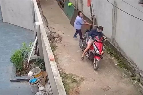 Vụ người phụ nữ thách thức, dùng chổi đánh hàng xóm ở Bắc Ninh: Nguyên nhân ban đầu, tiết lộ tình trạng của nạn nhân