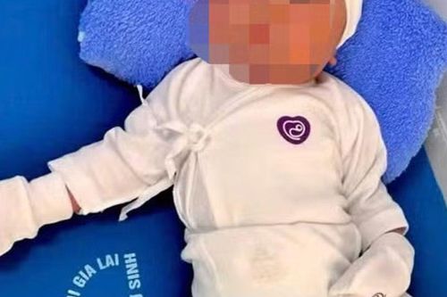 Bé trai sơ sinh nặng 3,3 kg, chưa cắt dây rốn bị bỏ trong túi nilon trước cổng tịnh xá: Camera ghi lại hình ảnh một người đàn ông