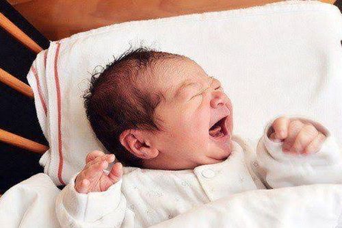 Bé cứ tối đến là khóc ngằn ngặt, cha mẹ nên kiểm tra 5 điều này trước khi nghĩ con 'phải vía'