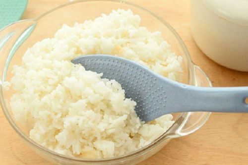 Vì sao muôi xới cơm nhựa luôn có những hạt tròn li ti? Công dụng thật sự khiến nhiều người bất ngờ