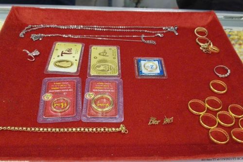 Cụ bà 78 tuổi nhặt được 15 nhẫn vàng cùng nhiều nữ trang và hành động đáng quý