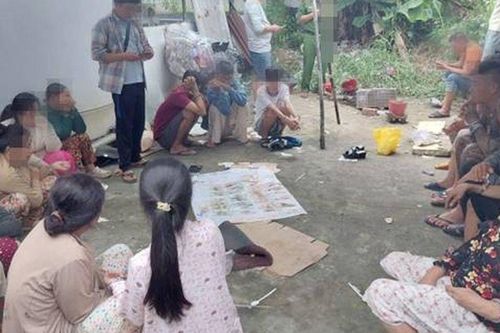 Ập vào bãi đất trống, phát hiện nhiều 'quý bà' đang 'làm chuyện mờ ám', thu giữ nhiều tiền