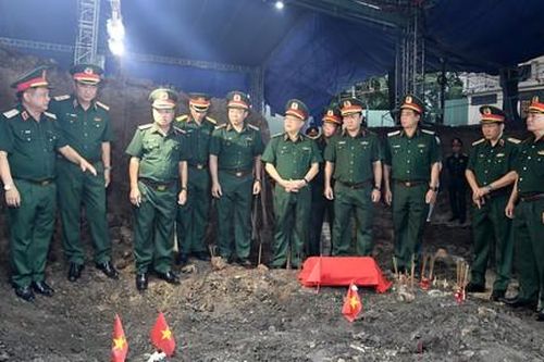 TPHCM: Lãnh đạo Quân khu 7 dâng hương tri ân liệt sĩ tại Công viên Lê Thị Riêng