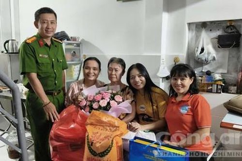 Cụ bà lượm ve chai nhặt được số nữ trang bằng vàng, liền nhờ Công an trả lại cho người đánh mất