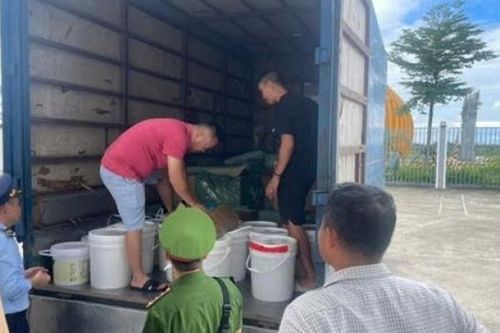 Quảng Ninh: Liên tiếp phát hiện hàng nghìn bánh Trung thu, rượu vang có dấu hiệu nhập lậu