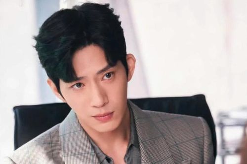 'Tổng tài' Tỉnh Bách Nhiên gây sốt màn ảnh, ít ai biết tuổi thơ nhiều biến cố