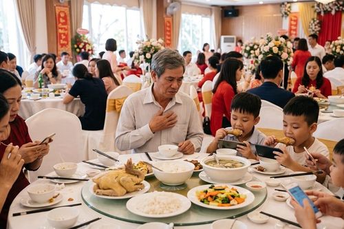 Phụ huynh bây giờ không còn dạy trẻ mời người lớn trước khi ăn nữa sao?
