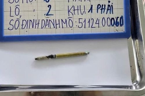 Phát hiện cây bút khắc tên người phụ nữ trong mộ liệt sĩ ở Quảng Ngãi